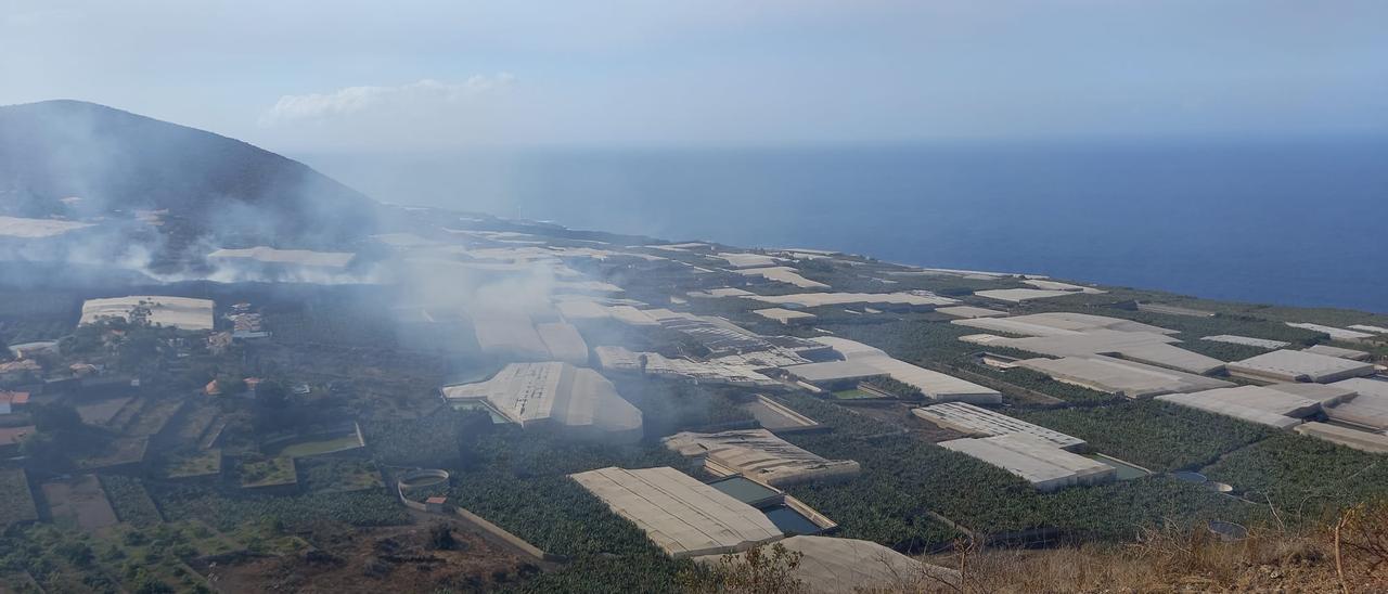 La lava arrasa con lo que quedaba de Todoque y avanza rápido hacia el mar