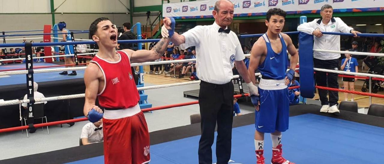 Rafa Lozano, a la izquierda, celebra la victoria en la final de -51 kilos del boxeo de la Gymnasiada.