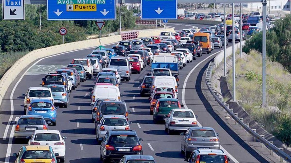 Colas en la autopista del Norte de Tenerife.
