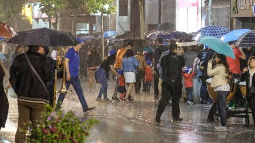 Imagen de la tormenta que descargó 62 l/m2 en la madrugada de ayer en Elda.