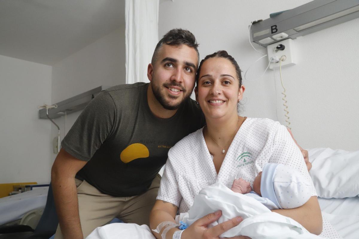 Antonio Manuel López Martínez, el primer bebé cordobés de 2024, con sus felices padres, Antonio y María Inmaculada.
