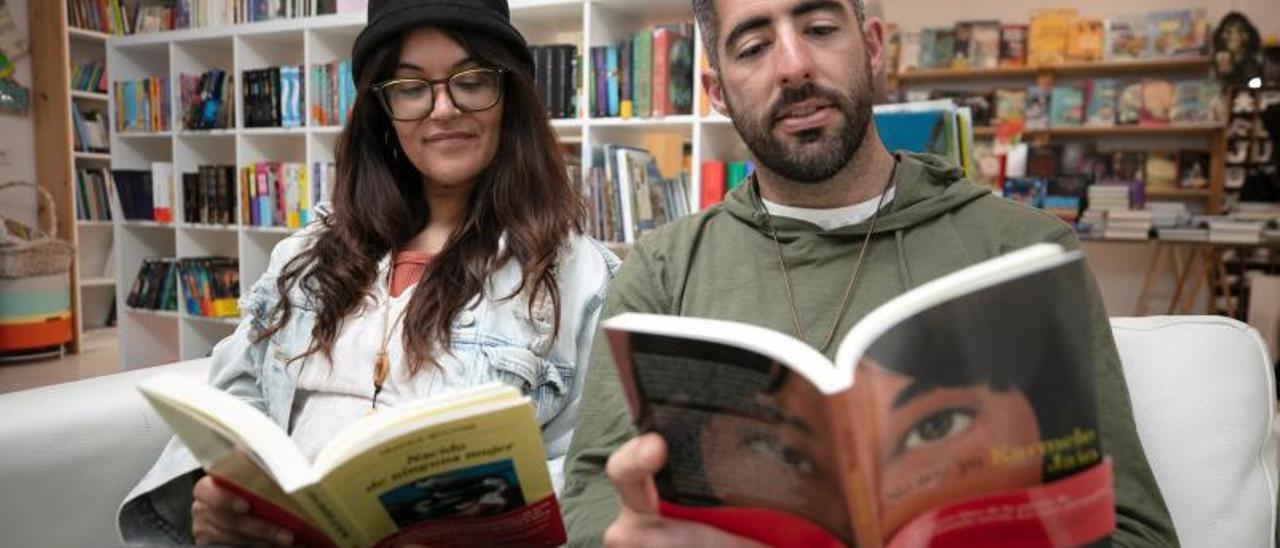 Mar Mateu Ferrer y Diego de la Viña Bastida, ayer, en una librería.