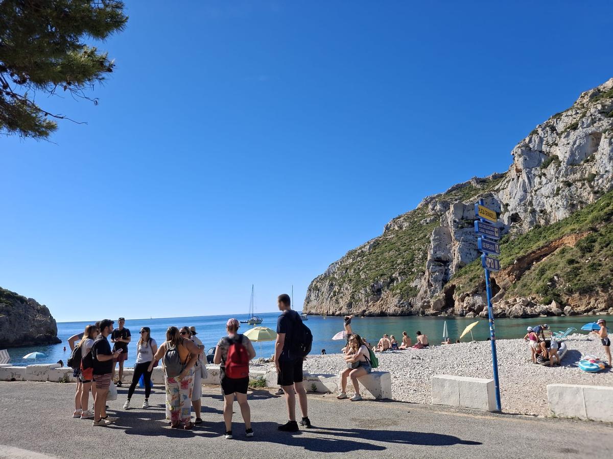 Bañistas, al llegar a la cala