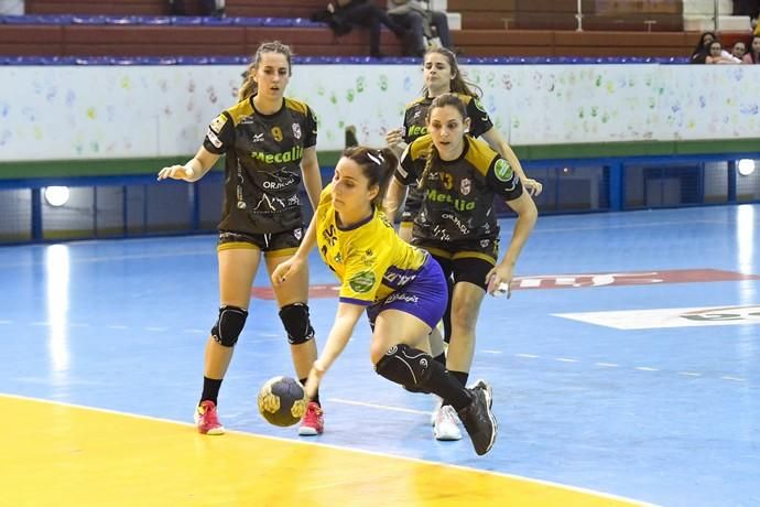 26-02-20 DEPORTES. PABELLON DE LAS REMUDAS. BARRIO DE LAS REMUDAS. TELDE. Partido de balonmano femenino entre el Remudas Rocasa y el Guardés disputado en Pabelloon Antonio Moreno del barrio teldense de Las Remudas.    Fotos: Juan Castro.  | 26/02/2020 | Fotógrafo: Juan Carlos Castro