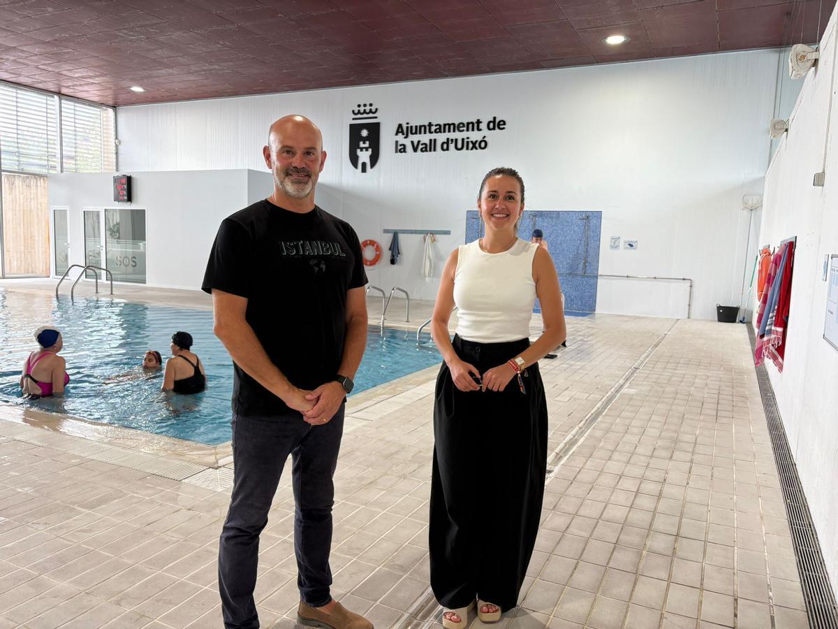 Tania Baños, la alcaldesa de la Vall d'Uixó, junto a Javi Ferreres, el consejero delegado de Emsevall, la empresa pública municipal encargada de la gestión de las mejoras.