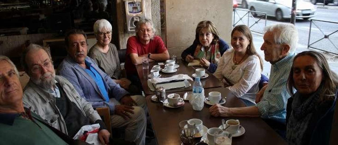 El Grupo Bilbao, en su primera reunión en la cafetería Santander.