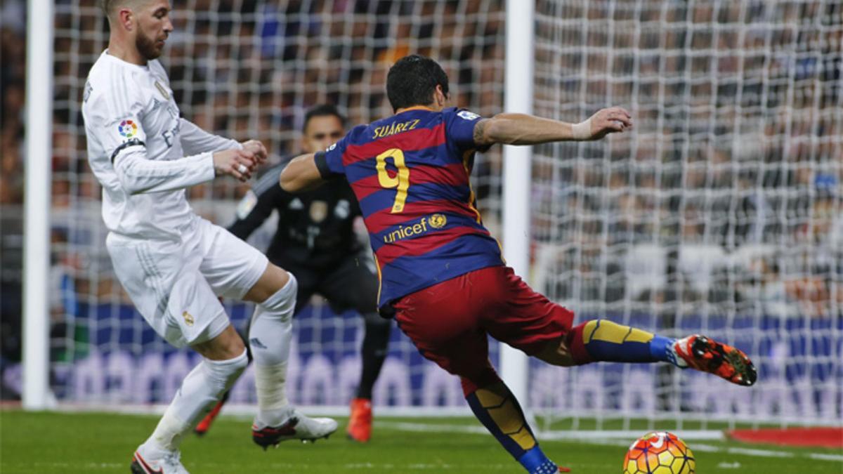 Sergio Ramos y Luis Suárez duramnte el clásico Real Madrid - FC Barcelona de la primera vuelta de la Liga 2015/16