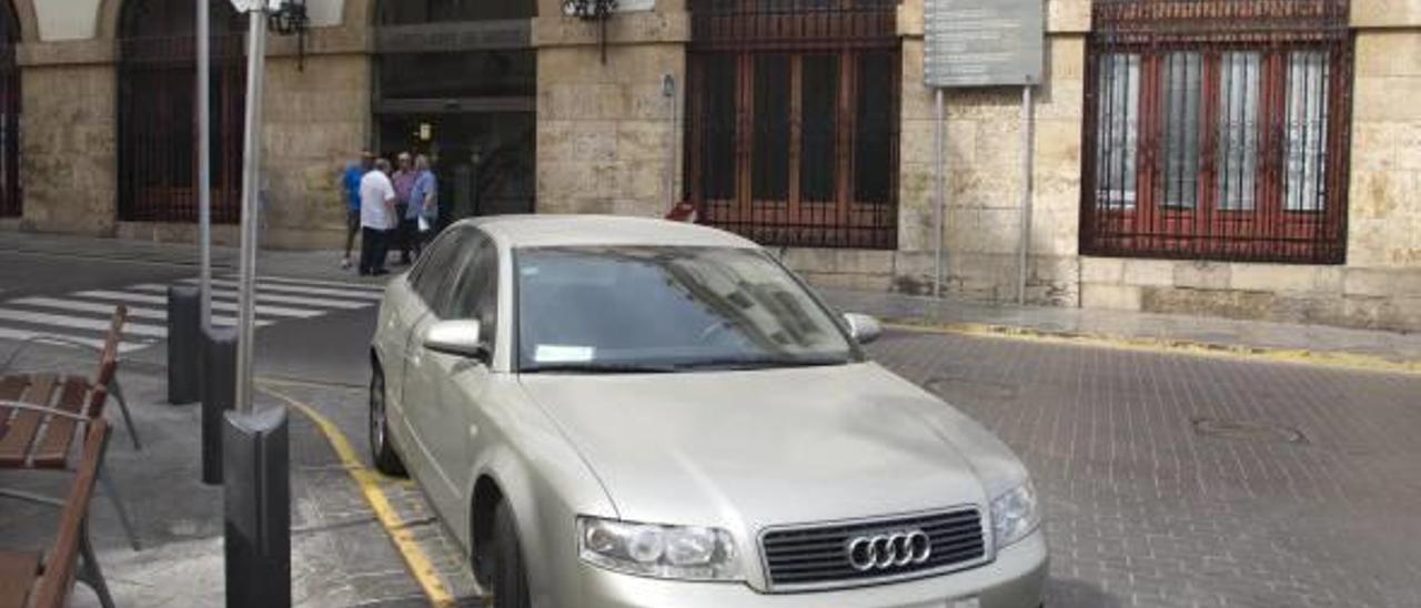 El nuevo coche, aparcado ayer en el sitio reservado desde hace años a la alcaldía.