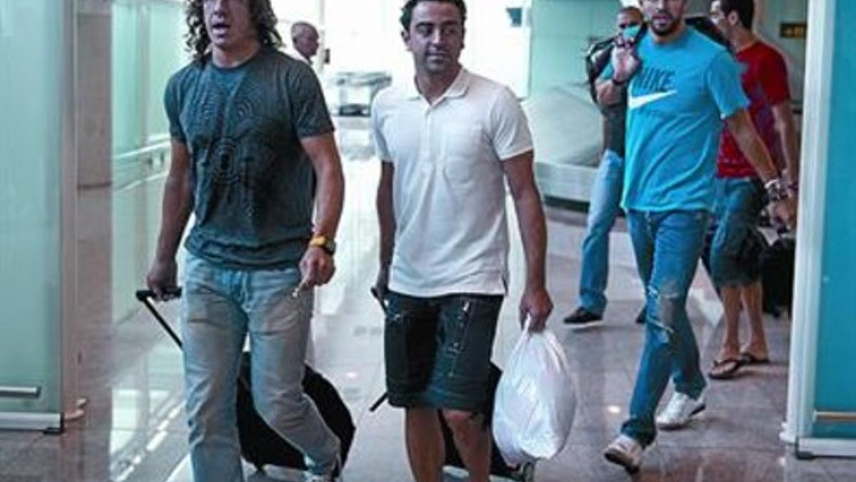 Puyol y Xavi preceden a Piqué, Valdés y Busquets, ayer en El Prat.