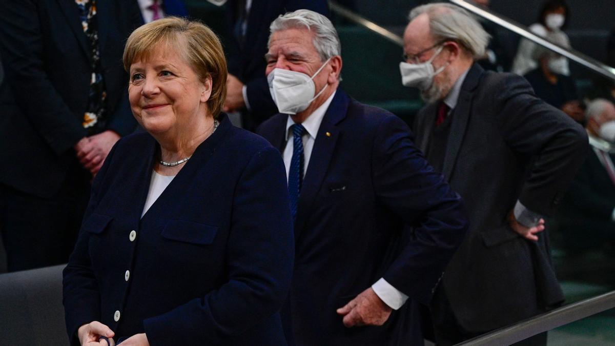 Merkel se fotografía sin mascarilla antes de tomar asiento para la sesión de la elección del nuevo canciller