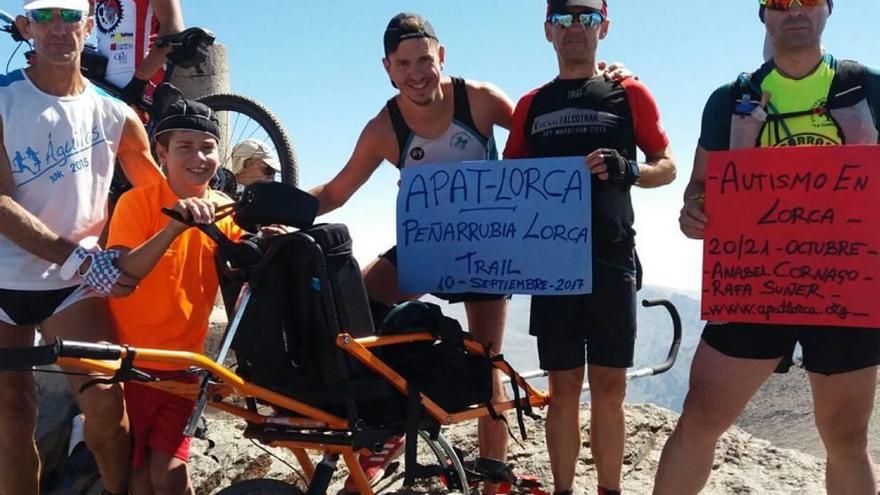 Los atletas en la subida de entrenamiento que realizaron.