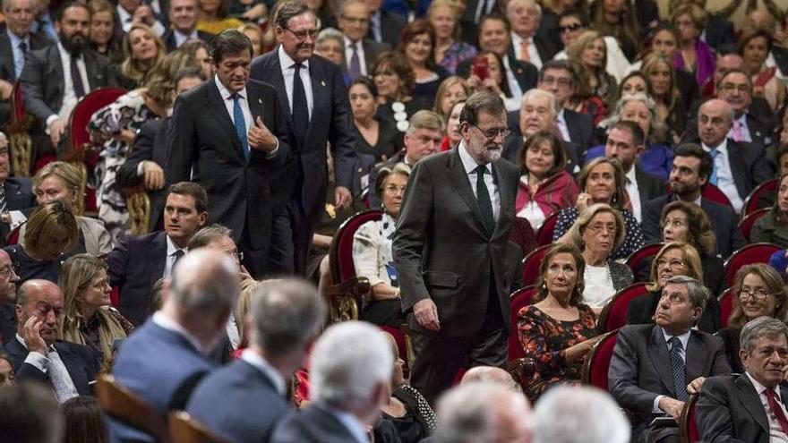 Mariano Rajoy se dirige al estrado del teatro donde se entregaron los premios Princesa de Asturias, antes de la ceremonia, seguido de Javier Fernández y Matías Rodríguez Inciarte. // Irma Collín