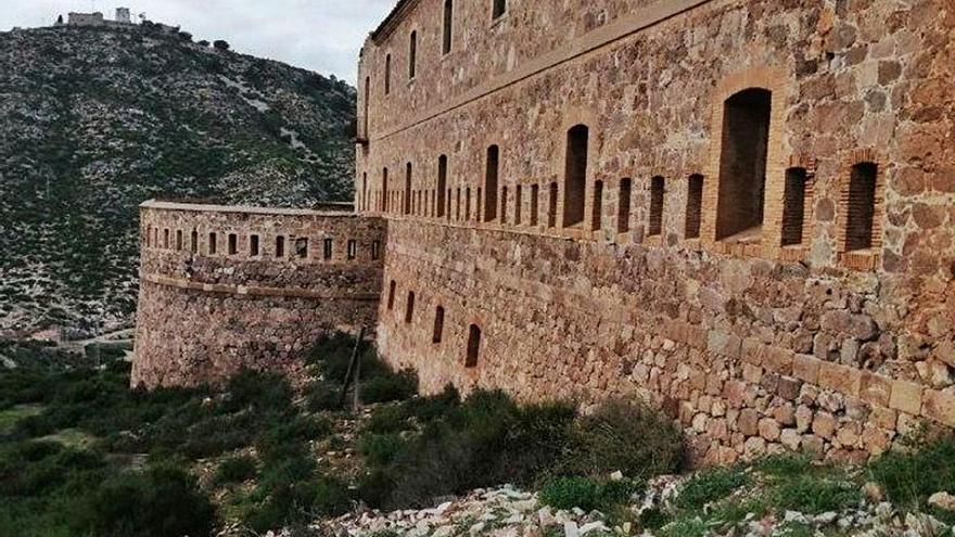 La fortaleza de Fajardo, ubicada junto al futuro Centro de Atención Temporal de Extranjeros. | IVÁN J. URQUÍZAR