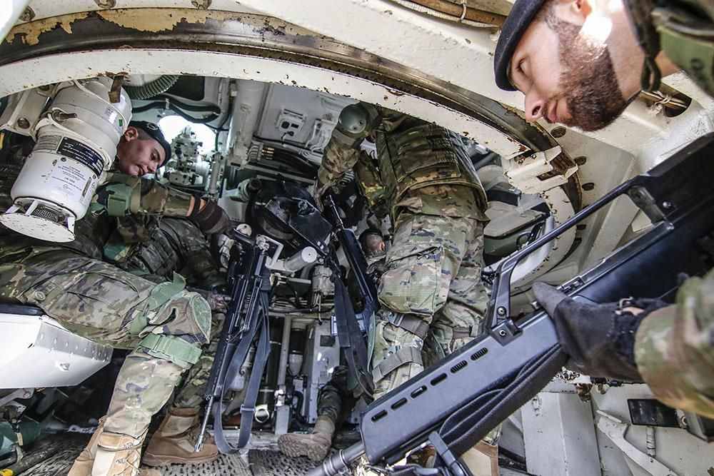 La ministra de Defensa visita la base de la Brigada