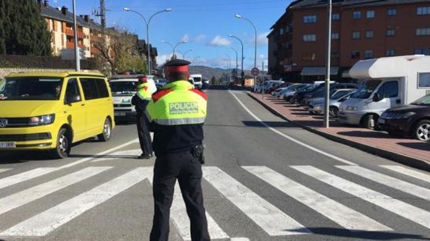 Un agent dels Mossos, controlant el trànsit