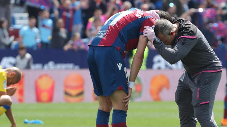 Morales, atendido al final del partido ante la UD Las Palmas.