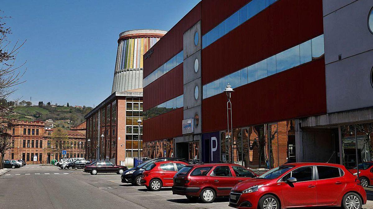El edificio Incuvatic, en primer término, con el centro de empresas de Valnalón detrás.