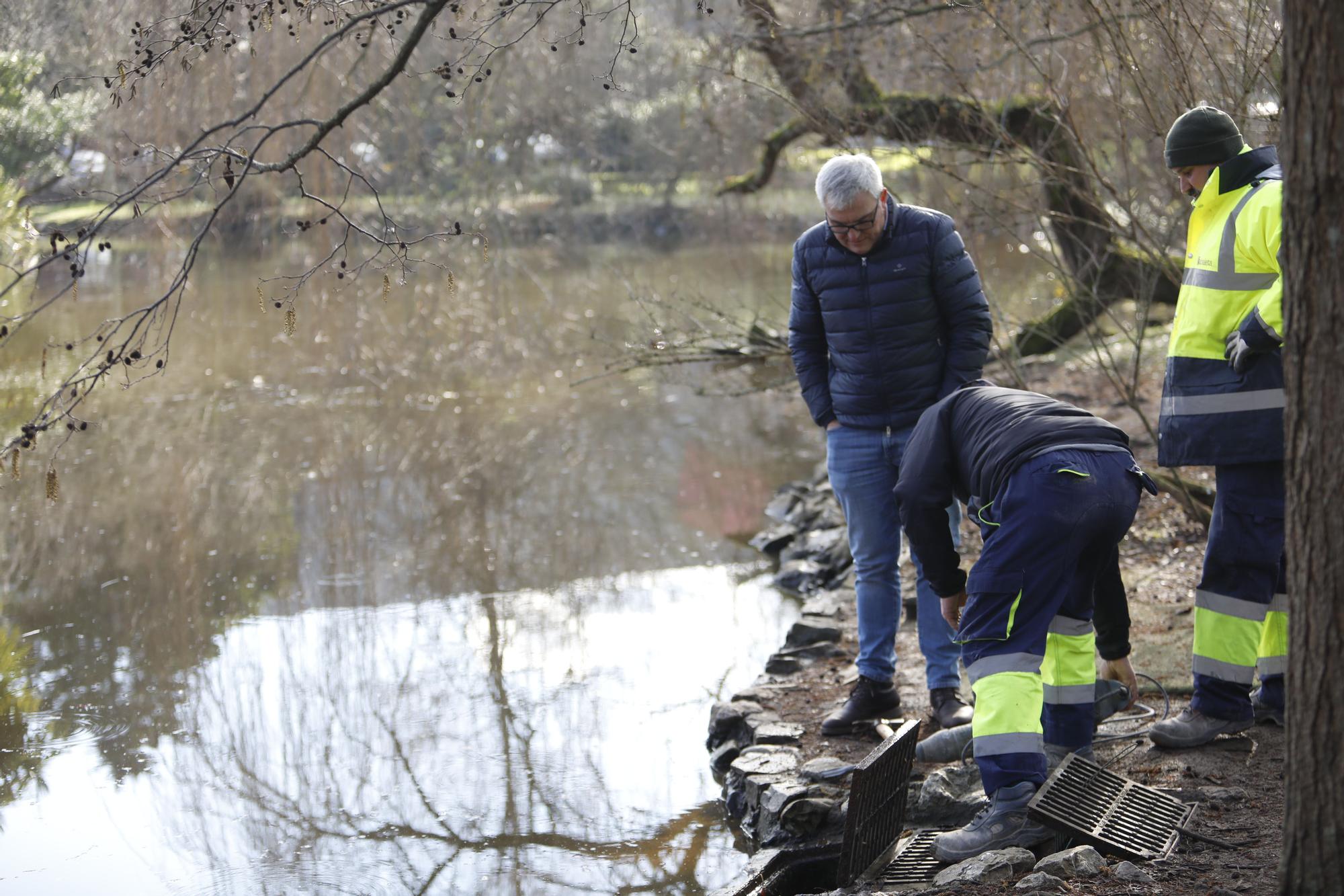 En imágenes: Comienza el dragado de los estanques del parque de Isabel la Católica