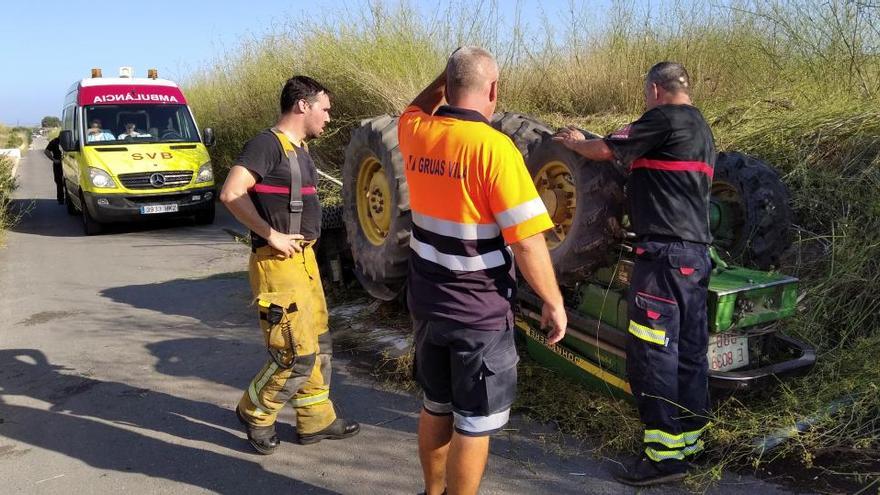 Queda atrapado al volcar su tractor de 4.000 kilos en Xàbia