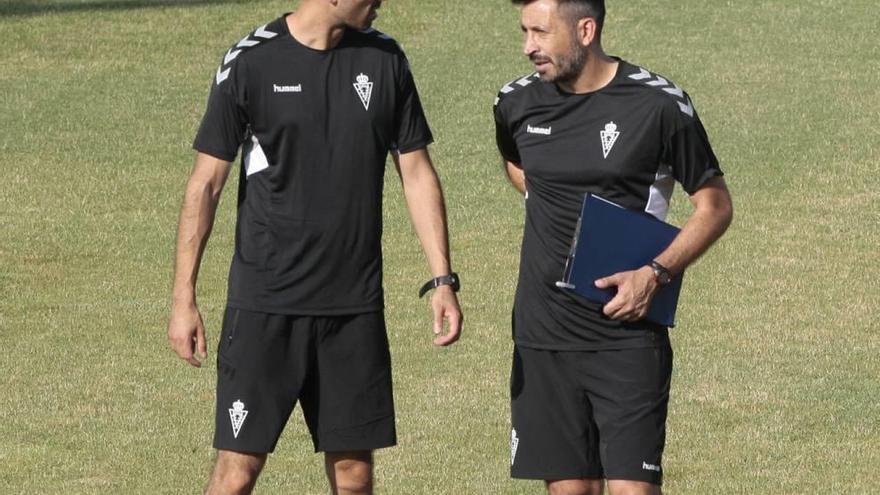 El entrenador Manolo Herrero, a la derecha, durante un entrenamiento en Cobatillas.