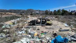 Enseres y escombros que se acumulan en la partida de Armanello de Benidorm