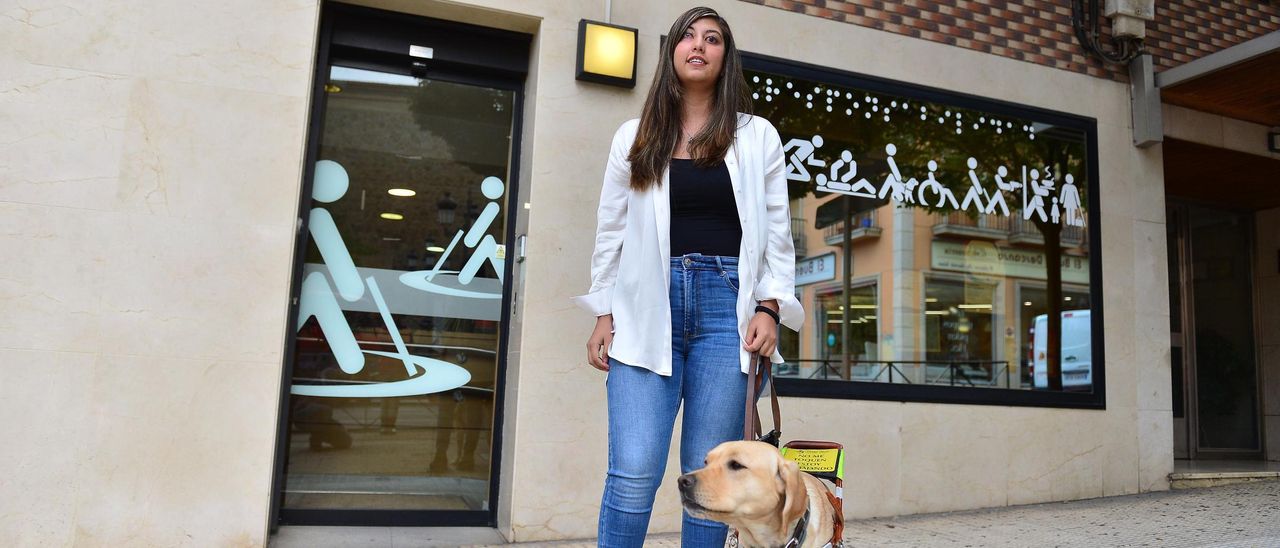 La directora de la Once en Plasencia, con su perra Perl.