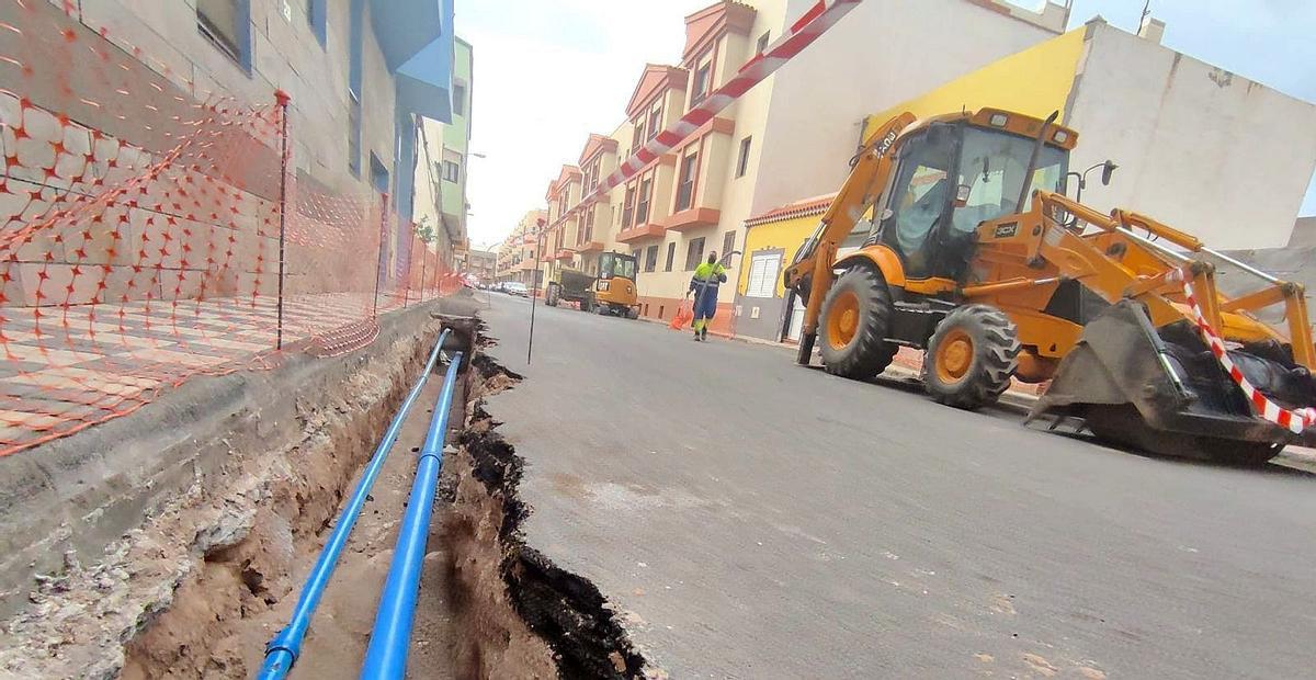 Imagen de operarios en las obras del cambio de la red de abasto de agua en el municipio de Agüimes.