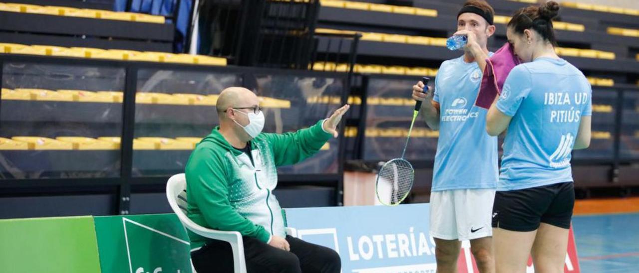 El técnico Ernesto García hablando con sus jugadores. | J.A.RIERA