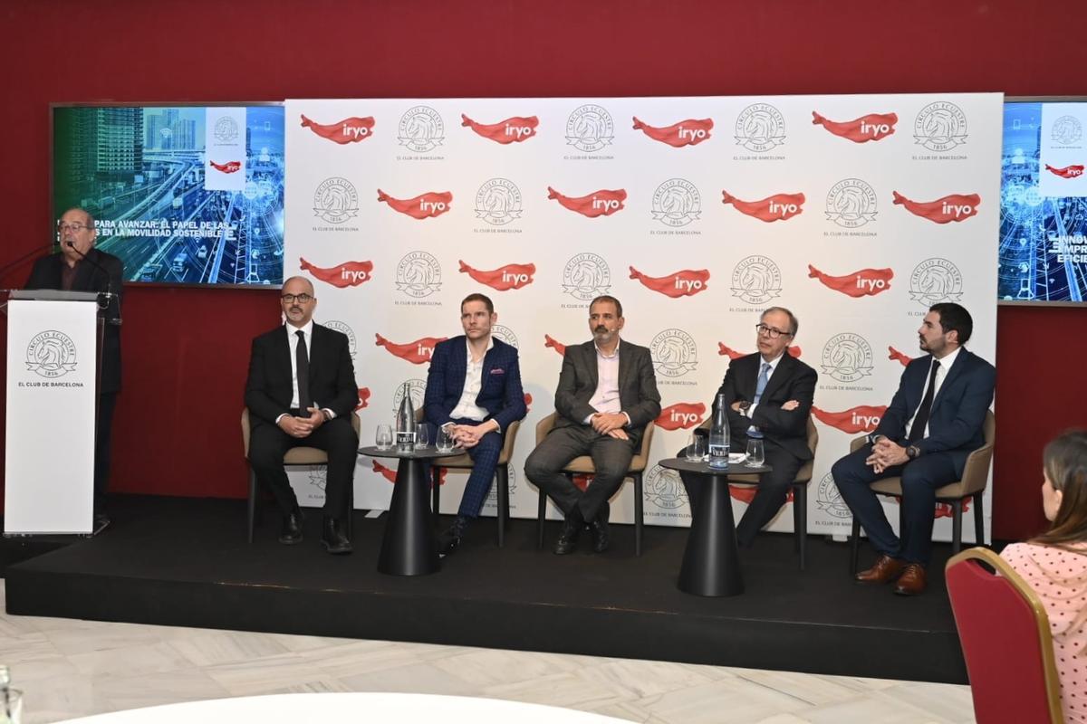 Los participantes en el debate sobre el papel de las empresas en la movilidad sostenible escuchan la intervención del secretario de Mobilitat i Infraestructures, Manel Nadal.