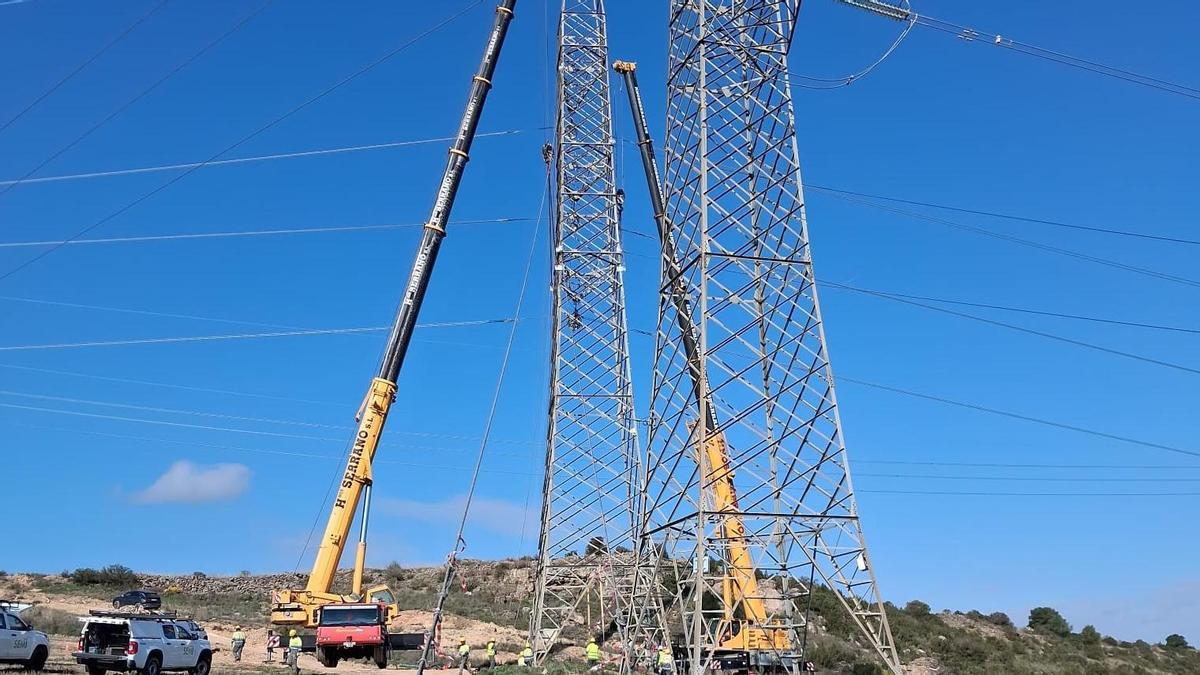 Obras de repotenciación de la línea eléctrica Aragón-Escatrón.