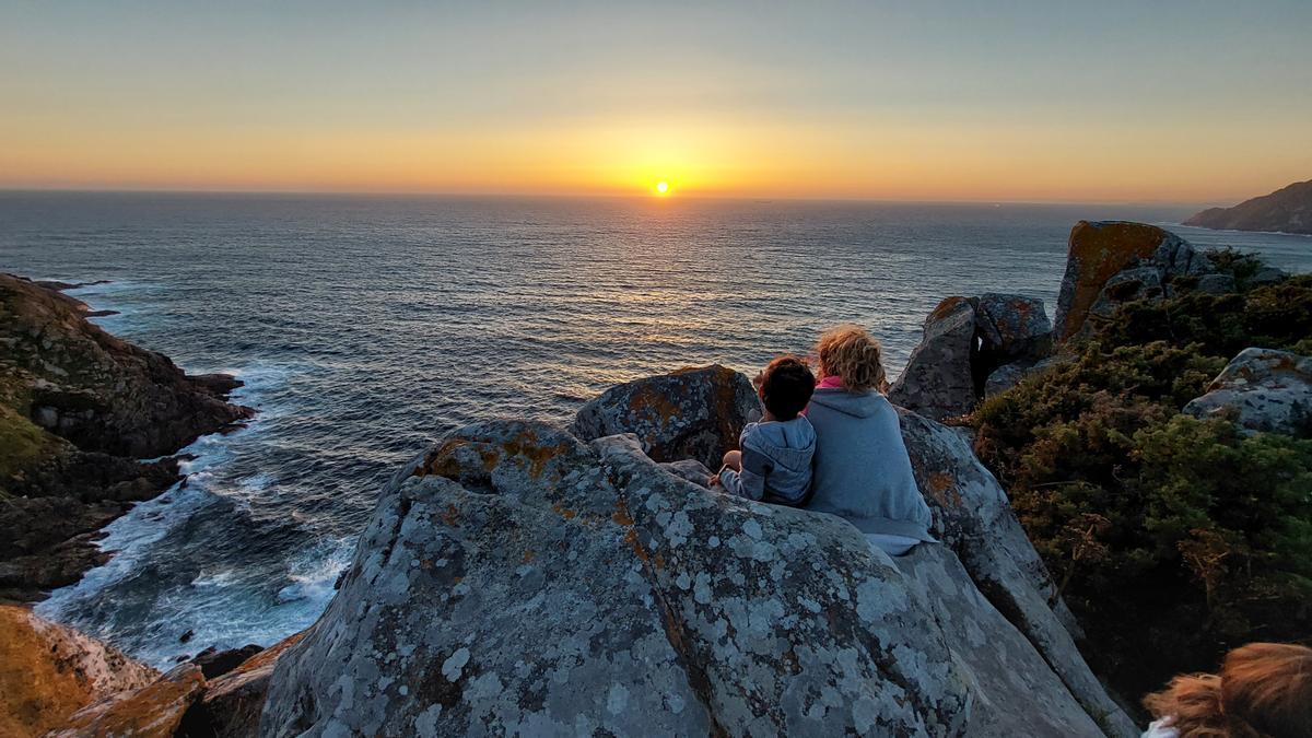 Una puesta de sol desde las islas Cíes.