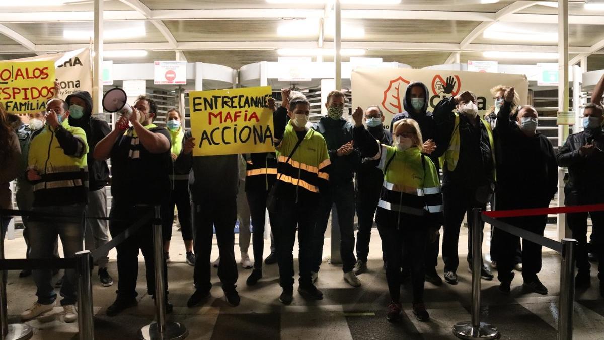 Trabajadores de Acciona bloquean la puerta de entrada a Nissan en Zona Franca.