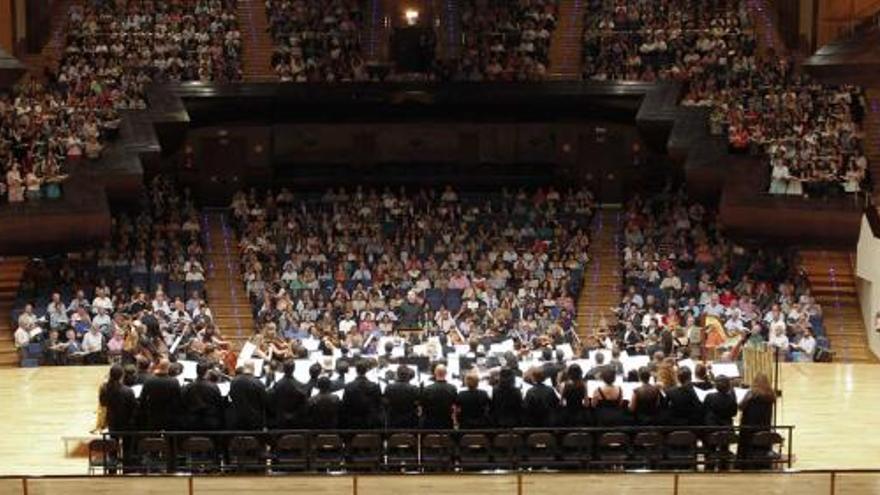 Sobre el escenario, el maestro Conti al frente de «Oviedo Filarmonía» y del Coro de la Ópera de Oviedo, durante el concierto participativo.