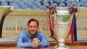 Johan Cruyff posa con el trofeo de la Copa de Europa conseguida con el FC Barcelona en la temporada 91/92