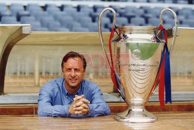 Johan Cruyff posa con el trofeo de la Copa de Europa conseguida con el FC Barcelona en la temporada 91/92