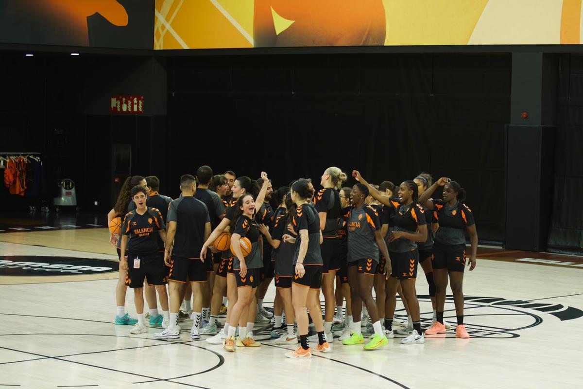 Las jugadoras taronja, tras el primer entrenamiento de pretemporada en el Roig Arena.