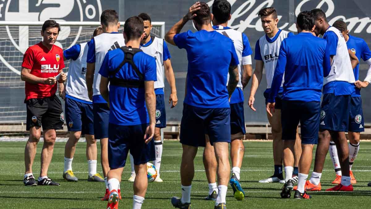 Imágenes del entrenamiento del Valencia CF en la Ciudad Deportiva de Paterna, antes de viajar hacia Jerez de la Frontera donde estarán concentrados hasta la final de la Copa del Rey que se disputarán el sábado contra el Fútbol Club Barcelona.