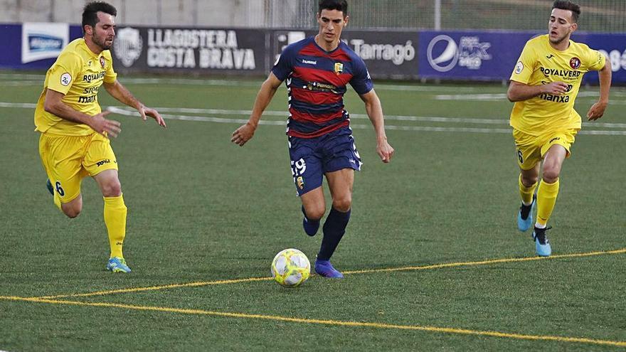 Jordi Masó (Olot) perseguint Santi Magallán (Llagostera) en el derbi del curs passat.