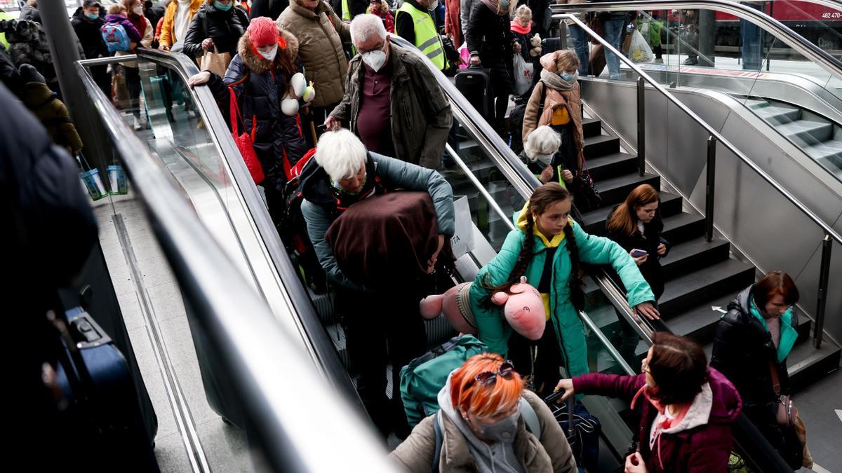 Refugiados ucranianos a su llegada a la estación central de Berlín.