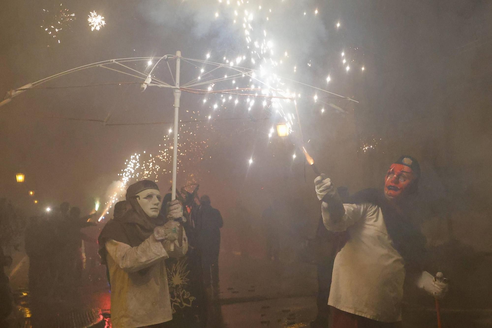 La 'passejà' de Bétera llena las calles de música y fuego por Sant Antoni