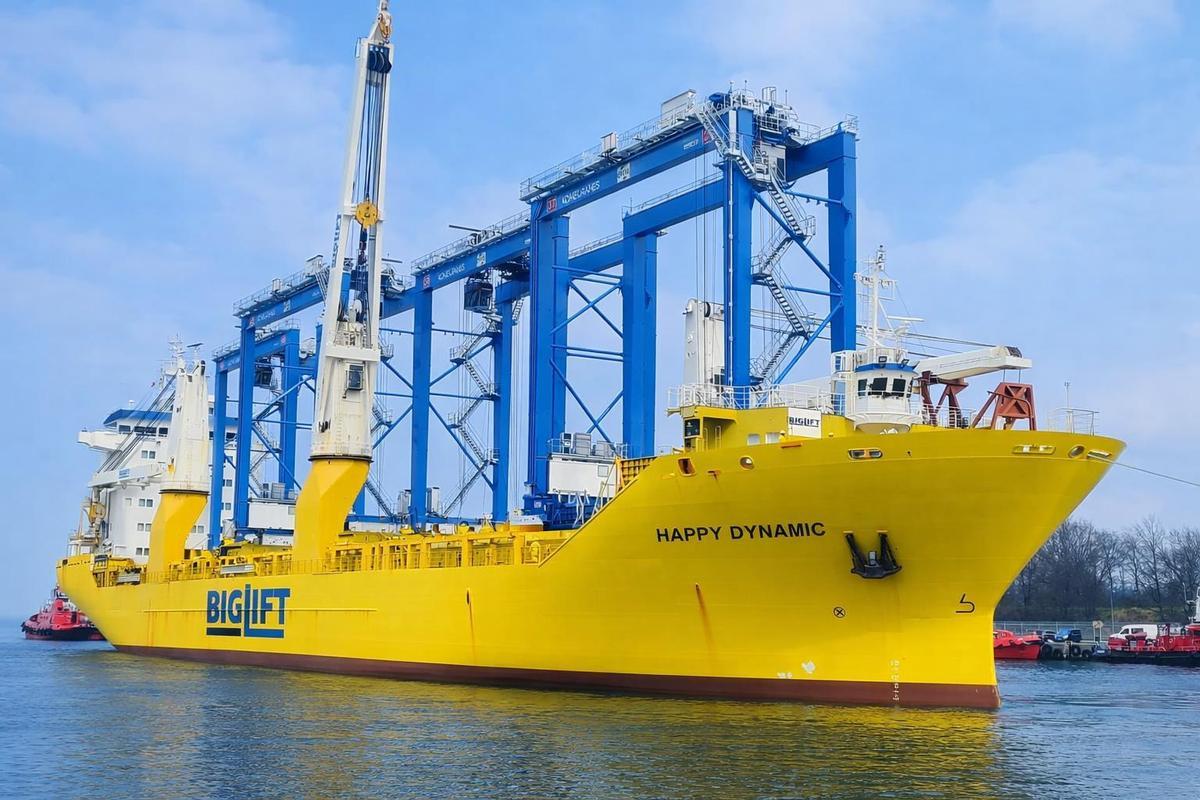 El 'Happy Dynamic' con las cuatro grúas que llegarán este jueves al Puerto de Las Palmas