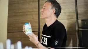 Luis Enrique en la escena del documental de Movistar Plus+ en la que rechaza la leche.