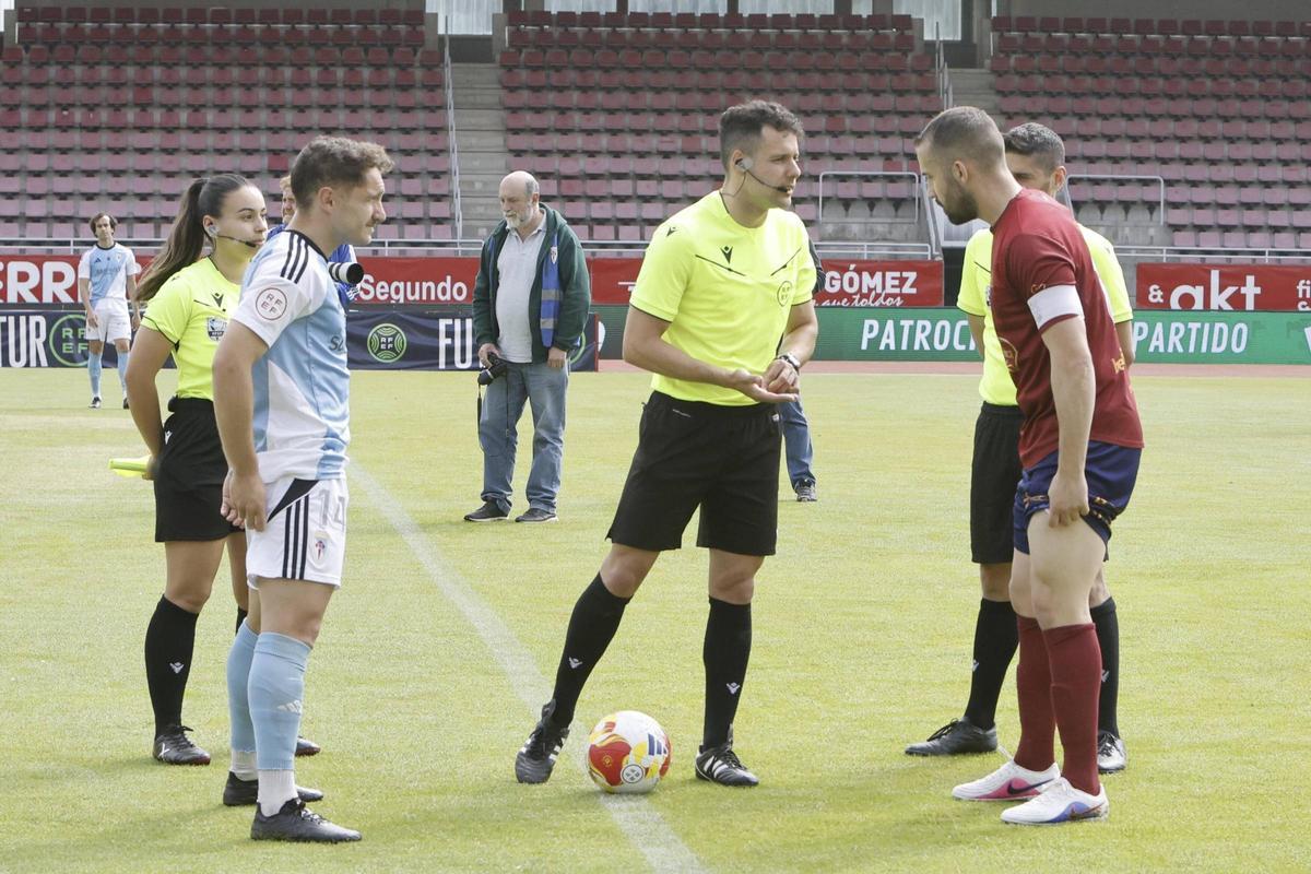 Saludo entre los capitanes del Compostela y el Estradense en San Lázaro.
