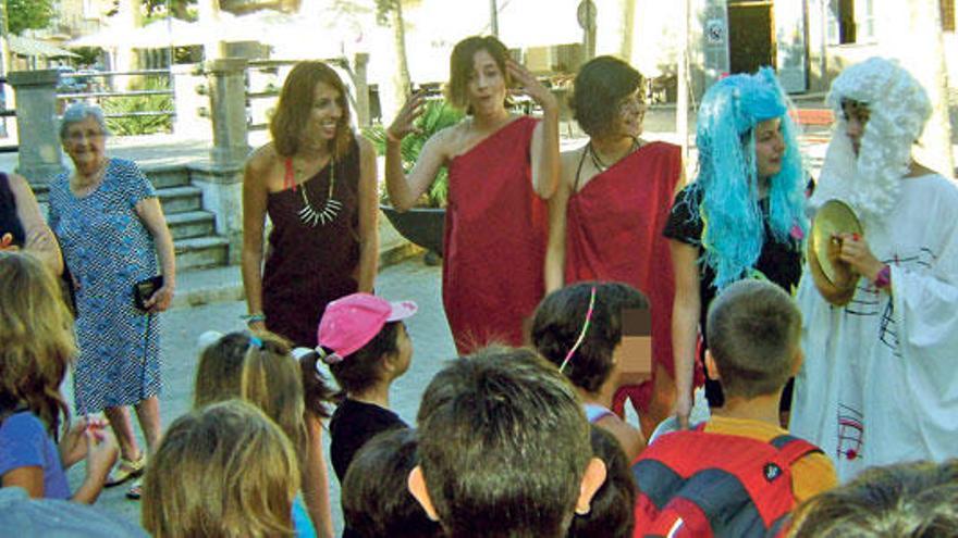 Los jóvenes, en la plaza des Pou de Maria antes de salir con destino al campamento.