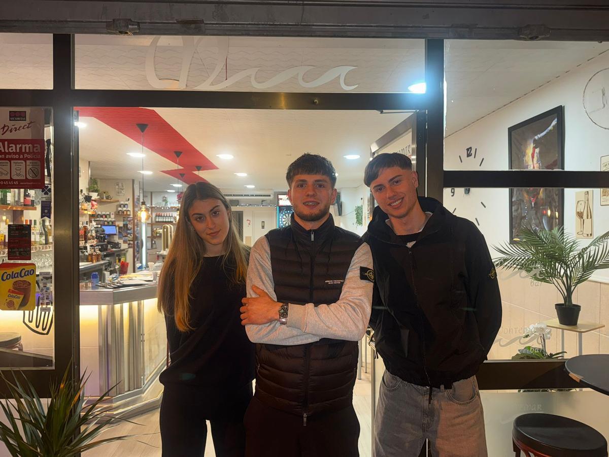 Jana Font, Gabriel Lucian i Andrei Cojocariu a l'entrada del bar Montemar