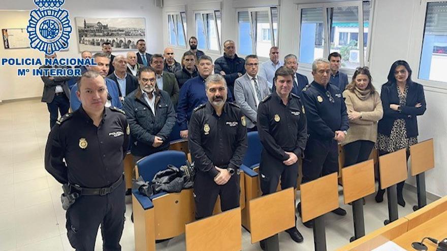 Encuentro entre mandos policiales, el delegado de Participación Ciudadana y representantes del sector.