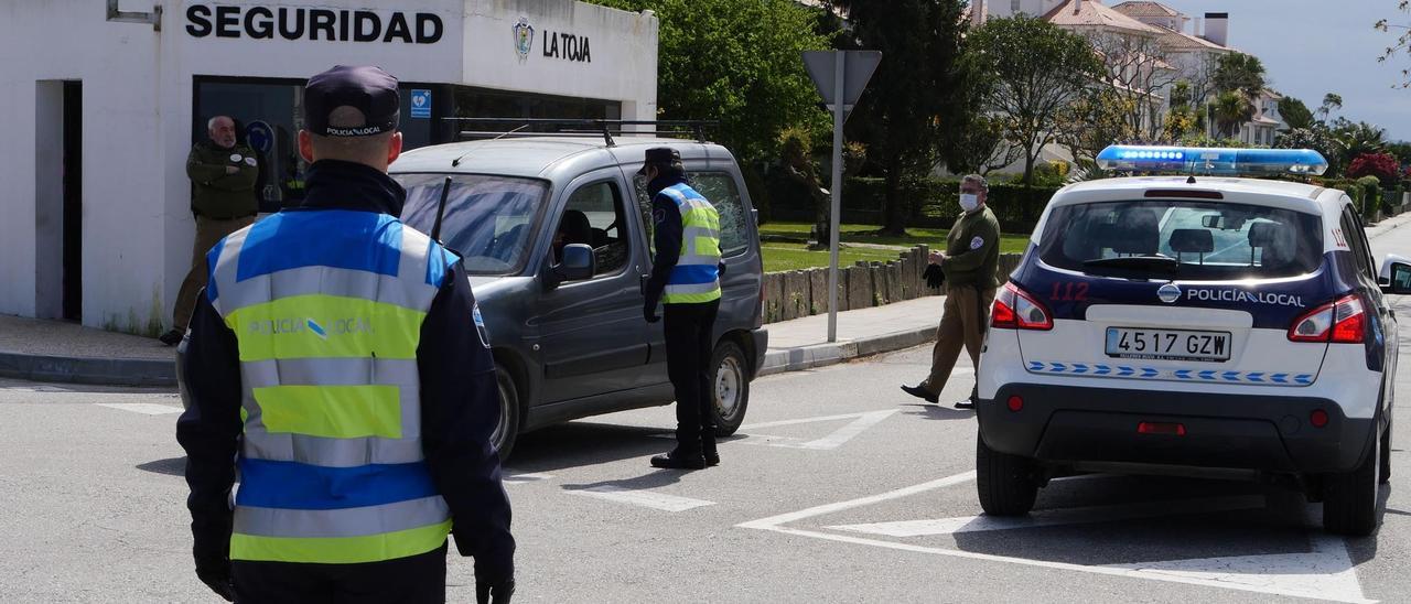 Un control policial a la entrada de la isla de A Toxa (O Grove).