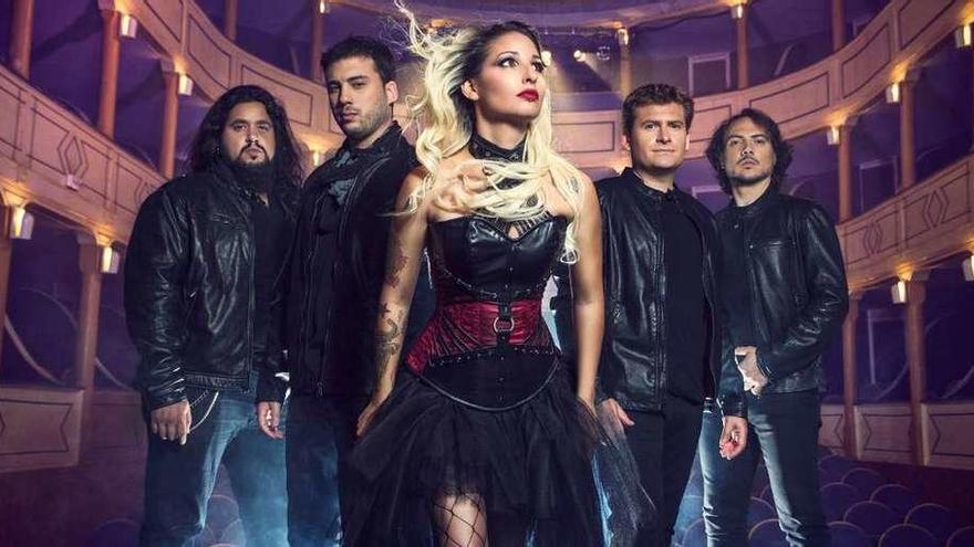 Los integrantes de la banda &quot;Xeria&quot; posan para una foto promocional de su primer disco en el Teatro Latorre de Toro.