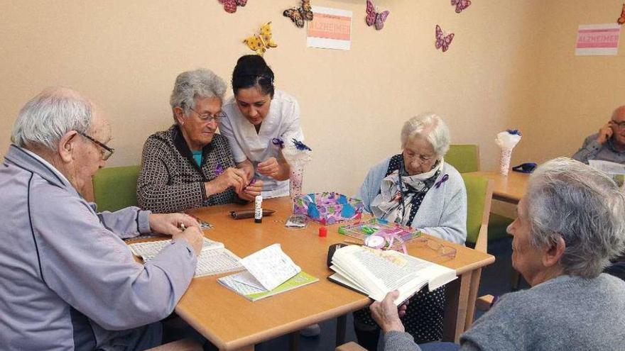 Personas mayores, en una actividad en la residencia de la tercera edad &quot;Divino Maestro&quot;. // Iñaki Osorio