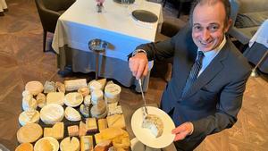 Toni Gerez, con el impresionante carro de quesos del restaurante Castell Peralada.